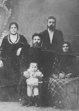Василий Иванович Неказаков с супругой (сидят), дочерью Варварой, ее мужем Николаем и сыном Павлом