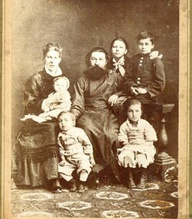 Отец Александр Чернышев с семьей<br><i>Фотография предоставлена исследователем Николаем Лапиным</i>
