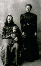 Священник Иоанн Седаков с супругой Таисией Василисковной и сыном Дмитрием. Ок. 1910 (Из семейного архива Е. А. Рагозиной)