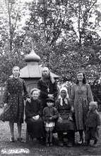 Священник Василий Анисимов с семьей. Надпись на обороте фотографии: «Память фотографирования в период моего (неразборчиво) несчастья, просидевши в тюрьме 4 месяца в 1930 году. Фотографировался 31 года 24 июня»