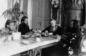 Духовная семья за столом в архиерейском доме. Слева направо: Игорь Мальцев, иеромонах Иоанн (Вендланд), епископ Гурий, иеродиакон Михей (Хархаров). Ташкент, 1947
