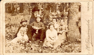 Петр Булгаков (в центре) среди близких