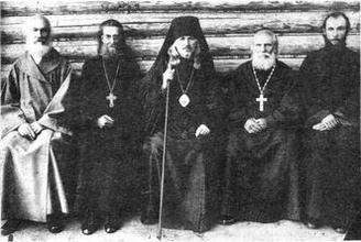 Епископ Неофит (в центре) с группой духовенства. Не ранее 1927.<br>Ист.: <i> Сазонов Д., протоиерей.</i> Епископ Ветлужский Неофит (Коробов; 1878–1937)