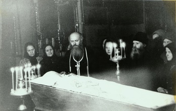 Похороны отца Павла. Рядом с гробом стоит протоиерей Борис Бартов.<br>Фото из архива Д. Е. Щербины 