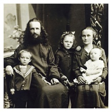 Священник Максим Сиков с семьей, ок. 1926.<br>Ист.: alexandrov-obitel.ru