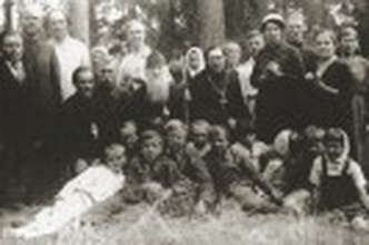 Архиепископ Молотовский и Соликамский Александр (Толстопятов) с клиром и паствой. 1944.<br>Ист.: pecherskiy.nne.ru