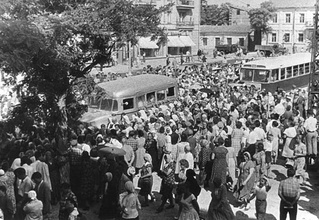 Город провожает архиерея. Симферополь, 14.6.1961. Фотография из архива Издательского совета РПЦ.<br>Ист.: Святитель Лука Симферопольский: святой в стране Советов ...