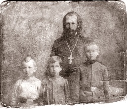 Священник Николай Недачин с детьми (справа налево): Павлом, Лидией, Василием. С. Сосницы. 1910-е