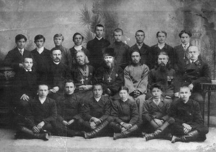 Прот. Михаил (третий слева во втором ряду) с учениками крещено-татарской школы. 1915 (foto-progulki.ru/michail_istochnikov)