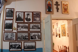 Cтенд с фотографиями репрессированных священников в молитвенном доме с. Сары. <br> Ист.: личный архив Р. М. Востриковой