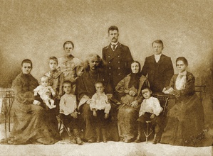 Священник Капитон Троицкий с супругой (крайняя слева), детьми (слева направо): Серафимом, Татьяной, Владимиром, Елизаветой, Борисом, Семеном, и неизвестными. 1905