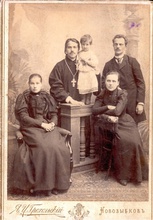 Отец Петр Булгаков, его супруга Надежда Васильевна (слева), псаломщик Петр Сидоренко (справа)