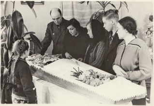 Похороны супруги отца Петра А. А. Полубинской. 1953.<br>Фото из архива Д. Е. Щербины
