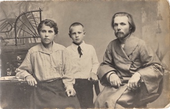 Диакон Никифор Пахомов с супругой Марией Дмитриевной и сыном Анатолием. 21.12.1918