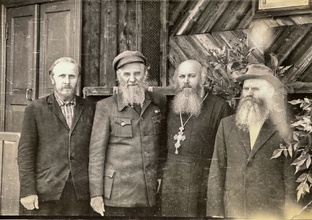 Протоиерей Борис Бартов (2-й справа), протодиакон Арсений Пантелеймонов (2-й слева). Фото из архива Д. Е. Щербины 