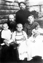 Протоиерей Иоанн Мысов (слева) с Марией Николаевной и тремя дочерьми. Ист.: Под копытами рыжего коня ...