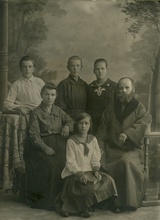 Священник Александр Евгеньевич и его жена Ольга Порфирьевна с детьми. Шлиссельбург, 1925