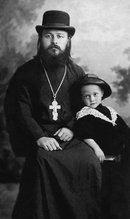 Священник Николай Кандауров с сыном Колей. 1915 (?).<br>Ист.: sinodik.ru
