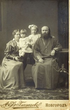 Отец Павел Евгеньевич Беляев с женой Верой Ивановной и дочерьми Ольгой (старшая) и Екатериной. Новгород, 1917
