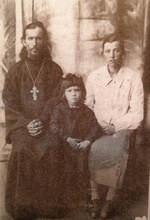 Отец Михаил с супругой и дочерью Верой, 1933. Ист.: Сохранившие веру