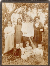 Отец Петр (второй слева) и его супруга Надежда Васильевна (крайняя слева) с детьми и семьей Дуниных. 2.9.1912