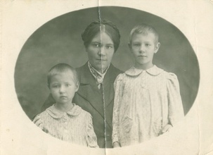 Екатерина Павловна Беляева в дочерьми
Верой (слева) и Марией (справа). Белозерск, 1941