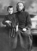Священник Сергий Соловьев с дочерью Зоей. Ок. 1920<br>Ист.: sinodik.ru