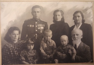 Отец Леонид Цветков с родственниками в Ленинграде