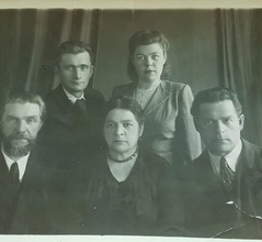 Семья Миловидовых. Отец Сергий Миловидов (в первом ряду слева), его сын Анатолий (во втором ряду слева) с супругой Людмилой Михайловной