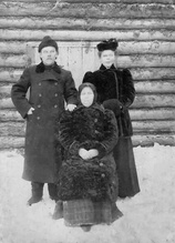 Предположительно, Владимир Порожецкий, его мать и его супруга Анна Васильевна. Но, может быть, это брат Анны Васильевны и их мать