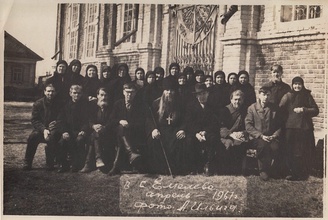 Архимандрит Илия (Бобровников) с прихожанами села Емелево. Апр. 1961