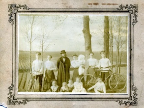 Иерей Александр и матушка Ольга Порфирьевна Беляевы с детьми. Шлиссельбург, 1911