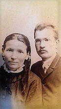 Иван Лебедев до принятия священного сана, по всей видимости с матерью. Не позднее 1899. Фото из личного архива Т. Б. Лебедевой