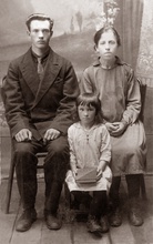 Священник Василий Анисимов с членами семьи. Надпись на обороте фотографии: «Память Анисимовых. Матери (неразборчиво) и дочери. 19 августа 31 года»
