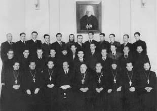Выпускник Ленинградской духовной академии Иоанн Миронов — первый слева в среднем ряду<br>Ист.: Отец Иоанн (Миронов) ...