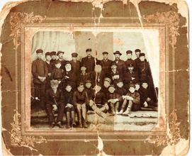 Групповая фотография преподавателей и учащихся Никольского духовного училища. Третий справа в верхнем ряду — Илья Кубасов