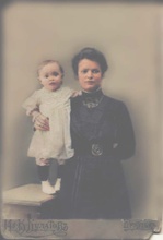 Мария Николаевна с дочерью Галиной. 1909