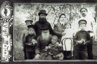 Священник Аполлоний Зыков с семейством сына, священника Иоанна Зыкова. Спасские Липки, 1903 (из семейного архива В. А. Антипцевой)
