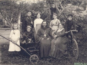 Семья священника А. Дагаева в саду, 1912 г. <br>Ист.: Священномученик протоиерей Александр Дагаев (†1920) ...