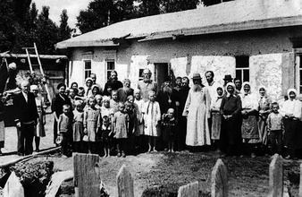 Молитвенный дом в с. Теплоключенке. Слева от епископа Гурия — священник Геннадий Коченгин. Киргизия, июль 1947