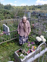Нина Васильевна Моржова на могилке отца Иоанна