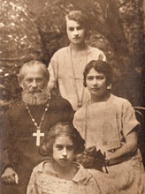 Отец Емилиан с супругой и дочерьми. Вязьма, 1926 (Из личного архива Д. Щербины)