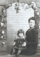 Мария Львовна с одной из дочерей. <br> Ист.: <i>Зуммер Л. А.</i> В гармонии и согласии во всем