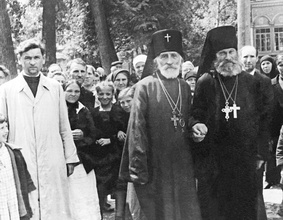 Архимандрит Гурий и архиепископ Брюссельский и Бельгийский Александр (Немоловский) (слева). Троице-Сергиева лавра, 1946