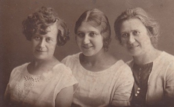 Сестры Гумилевские (слева направо): Мария, Серафима, Лидия