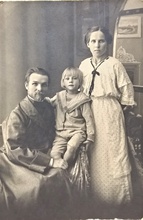 Диакон Никифор Пахомов с супругой Марией Дмитриевной и сыном Анатолием. 14.7.1915
