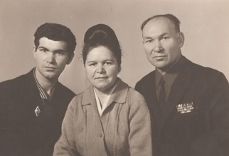 Наталья Лоскуткина  (дочь) с мужем и сыном Виктором. Ист.: все фотографии из семейного архива М. М. Якушевой  