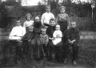 Отец Дмитрий и матушка Елизавета Богоявленские с детьми. 1912. Ист.: Русь уходящая