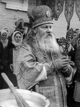 Епископ Гурий на крестном ходе в Александр-Невском храме. Ташкент, 2-я пол. 1940-х