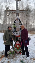 У памятного креста епископ Тихон и внучки священника Алексия Ликвентова Наталья Ивановна Никитина и Татьяна Ивановна Лучко. Дер. Борки, 10.11.2024